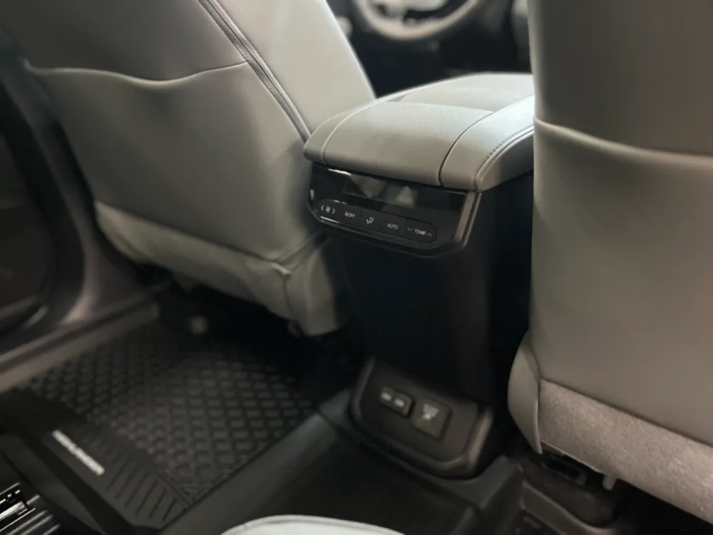 2023 highlander hybrid limited white w graphite interior 25